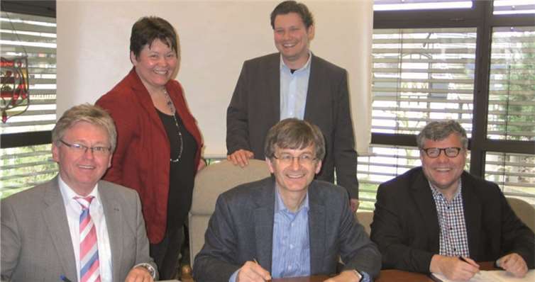 AktivRegion Rhein-Wied im Rahmen der Zukunftsinitiative „Starke Kommunen - Starkes Land“ des rheinland-pfälzischen Innenministeriums: Unterzeichnung des Kooperationsvertrags.privat