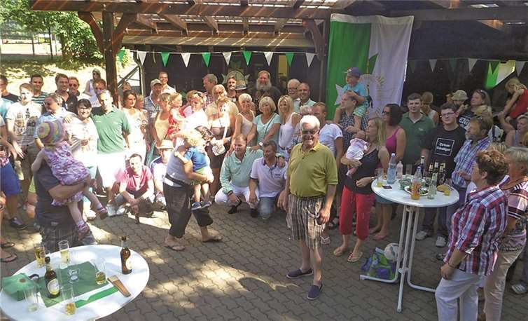 Aktive, Ehemalige und deren Familien erschienen zahlreich beim diesjährigen Grillfest. privat