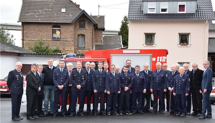 Aktive Mitglieder der Heppinger Feuerwehr mit Gästen auf dem Pantaleonsplatz. privat