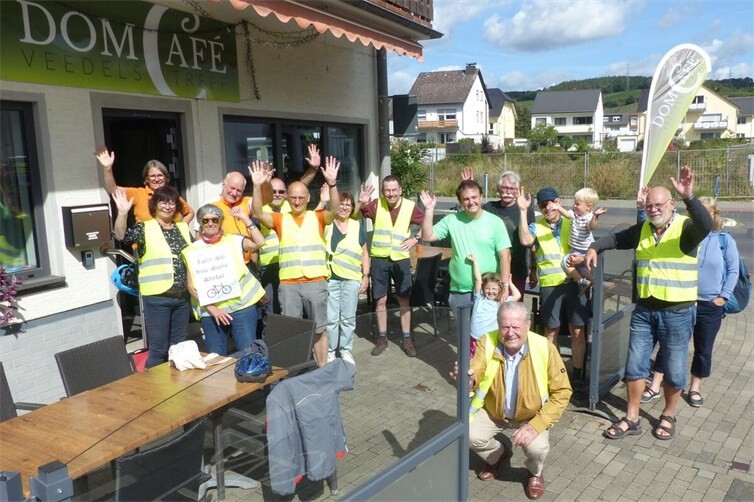 Aktive Radler*innen vor dem Hemmessener Domcafe
