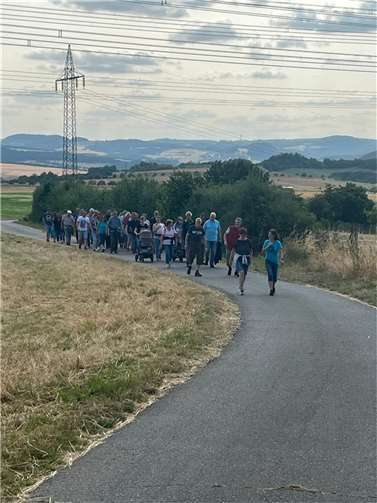 Aktive als auch inaktive Mitglieder starteten eine gemütliche Wanderung in Richtung Oberlützingen. Foto: privat