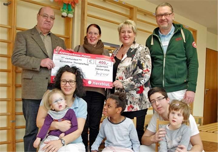 Aktive aus dem Andernacher Reparatur-Café übergaben eine Spende an die Konduktive Therapie des St. Nikolaus-Stiftshospitals: Stehend v.l.: Horst Boeckers, Renate Raderschall, Cornelia Kaltenborn, Viktor Hartfelder.  privat