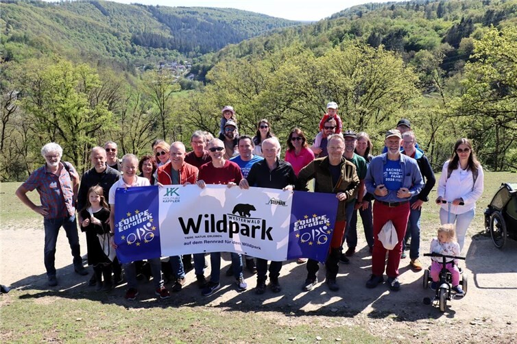Aktive der Equipe EuroDeK mit einigen Angehörigen beim geführten Rundgang durch den Wildpark in Gackenbach