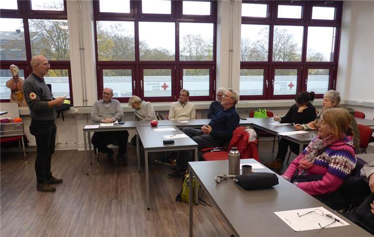 Aktive des Eifelvereins Mayen hatten im Ausbildungszentrum des Roten Kreuzes in Mendig ein Outdoor-Erste-Hilfe-Kurs.  Fotos: Norgart Gudat