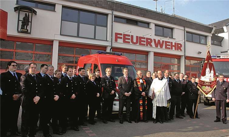 Aktive und Gäste bei der Fahrzeugübergabe und den weiteren Feierlichkeiten zum Sankt Florianstag. HF