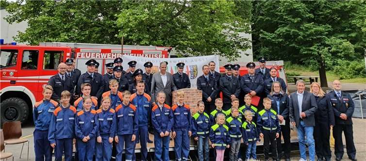 Aktive und Gäste feierten gemeinsam in Neuhäusel gemeinsam die Neugründung der Bambini-Feuerwehr und die Fusion der Jugendfeuerwehren aus Neuhäusel, Simmern und Eitelborn. Quelle: VG Montabaur
