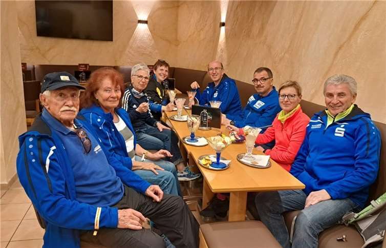 Aktive und Schlachtenbummler belohnen sich mit einem leckeren Eis. Foto: Anita Massion