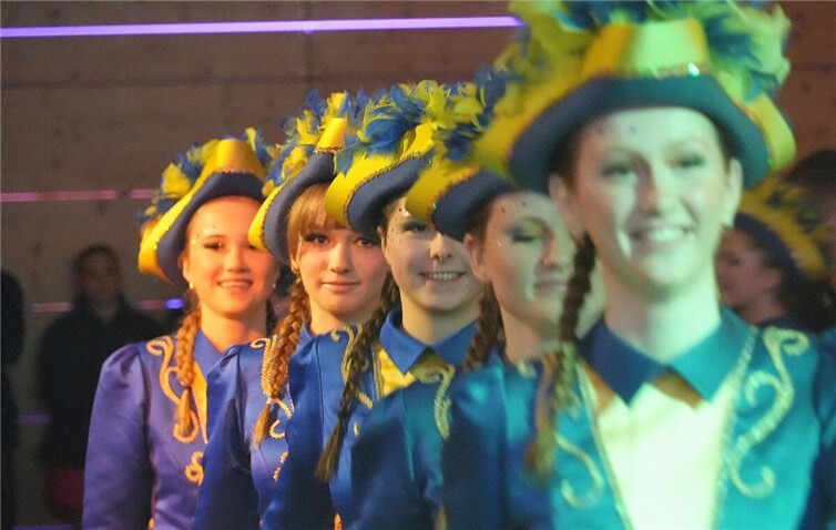 Aktive und Tanzgruppen aus dem Dörfje, die KG und die Garden bespielten die Damensitzung. 