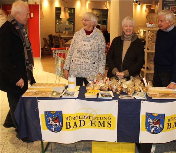 Aktive und Unterstützer der Bürgerstiftung Bad Ems beim Informationsstand im REWE—Markt Bad Ems. Bürgerstiftung Bad Ems