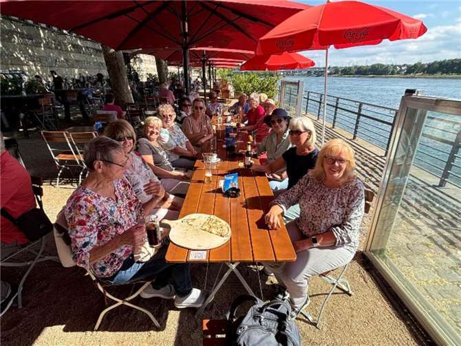 Aktive und passive Mitgliederinnen waren gemeinsam unterwegs und verbrachten ein paar gesellige Stunden im Biergarten am Deich. Foto: Gabi Runkel