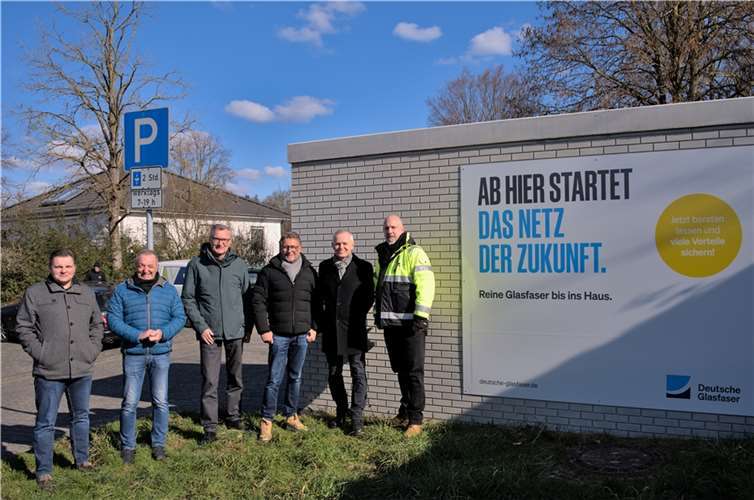 Aktivierungsstart der Weitersburger FTTH Glasfaseranschlüsse. Am POP-Verteiler informierten sich über den Aufbau (v.l.n.r.) Herr Rösch (Verbandsgemeindeverwaltung), Herr Weller (Beigeordneter Ortsgemeinde Wbg.), Herr Schemmer (Beigeordneter Verbandsgemeinde), Herr Piroth (Erster Beigeordneter Ortsgemeinde Wbg.), Herr Währ (Ortsbürgermeister Wbg.), Herr Villaba Garrido (Deutsche Glasfaser).  Fotos: OG Weitersburg