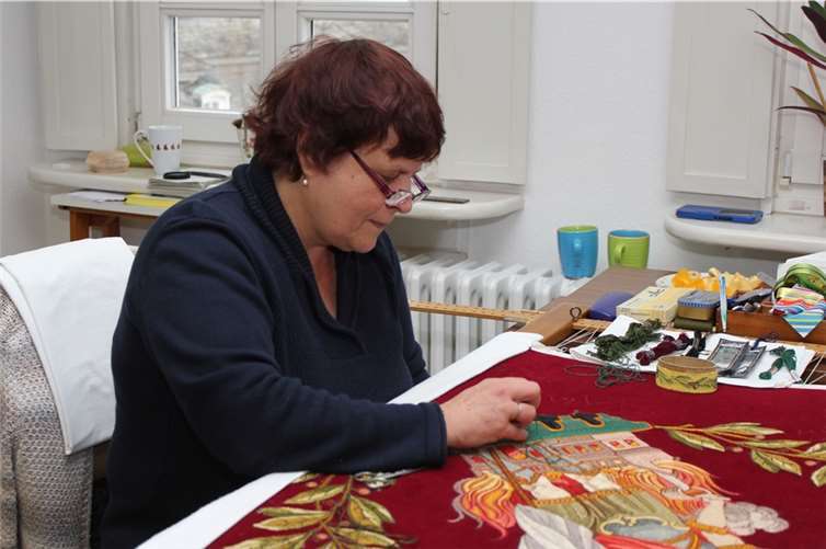 Aktuell arbeiten fünf Frauen, davon zwei Stickereimeisterinnen, in der Werkstatt für Textilkunst.