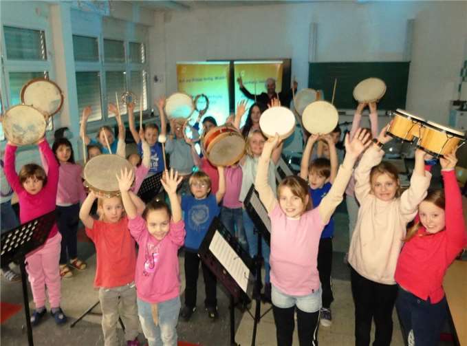 Aktuell besteht das frisch gegründete Drumline-Ensemble aus 30 engagierten Schulkindern, die augenscheinlich mit Begeisterung bei der Sache sind. Fotos: TE