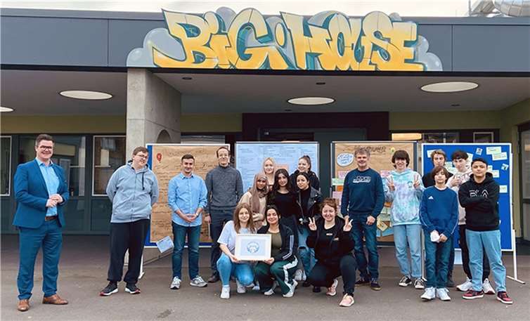 Aktuell noch im Amt: Der amtierende Jugendbeirat der Stadt Neuwied mit Bürgermeister Peter Jung.  Foto: Stadt Neuwied