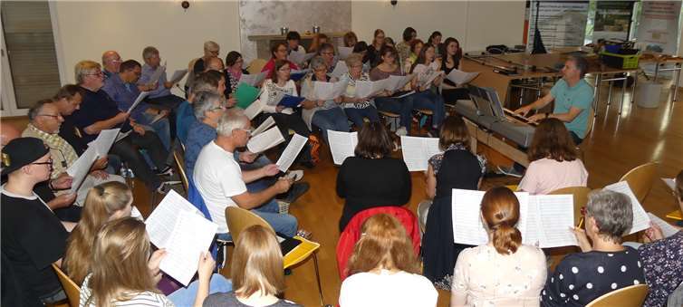 Aktuell sangen die engagierten Chormitglieder in einer gut geeigneten Räumlichkeit der Firma Jasto.