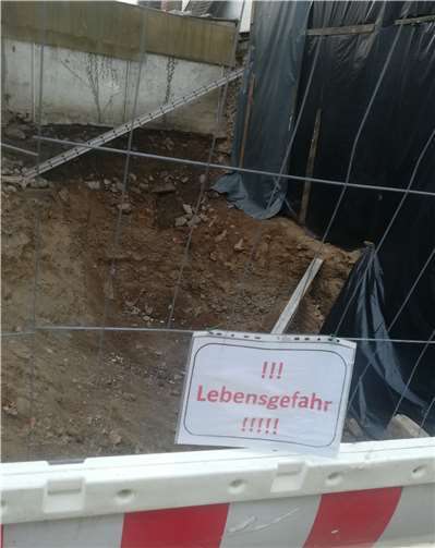 Aktuell sollten sich Passanten noch vor der entstandenen Baugrube hüten.Foto:KBL