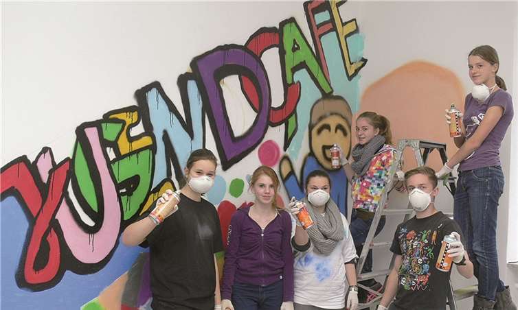Aktuell verleiht eine Gruppe engagierter Jugendlicher dem künftigen Jugendcafé bei einem Graffiti-Workshop ein farbiges Outfit.Thomas Esser