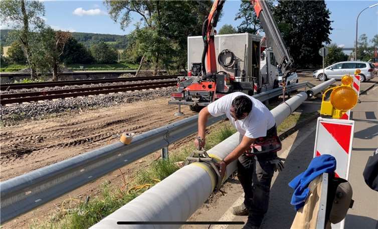 Aktuell wird an vielen Stellen im Stadtgebiet das zerstörte Erdgasnetz neu gebaut und instandgesetzt. Das Bild zeigt den Bau einer neuen Hochdruckleitung bei Lohrsdorf. Foto: evm