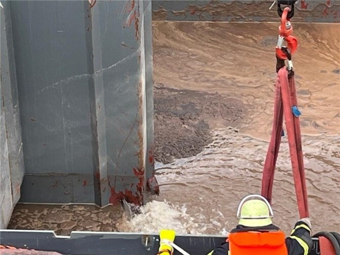 Aktuell wird der Laderaum des Schiffes ausgepumpt, um ein Sinken des Schiffes zu verhindern.
