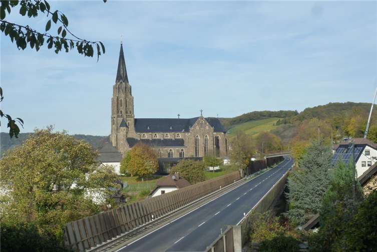 Aktuelle Aufnahme: Umgehungsstraße mit Kehrbrücke im Kirchenbereich.Foto: Hansjörg Hausen