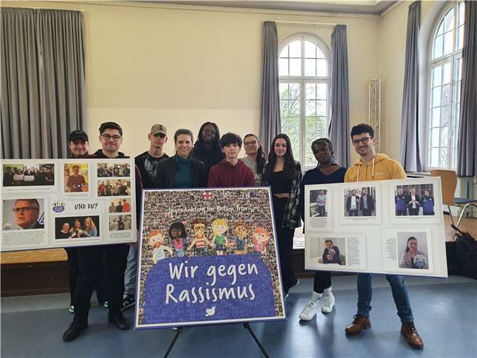 Aktuelle und ehemalige Schülerinnen und Schüler am Rhein-Wied Gymnasium engagieren sich mit Lehrerin Lisa Greve (4.v.l.) und Pastoralreferent Christopher Hoffmann (r.) von der Jugendaktion „Wir gegen Rassismus“ im Bistum Trier für mehr Zivilcourage.  Foto: Lisa Greve