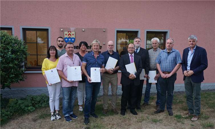 Aktuelle und verabschiedete Mitglieder der Gemeindevertretung, verabschiedeter Ortsbürgermeister Thomas Horn (Mitte.), neu gewählten Ortsbürgermeister Mario Reifenberg (5. von rechts) und Bürgermeister Klaus Müller (rechts).Foto: VG Selters