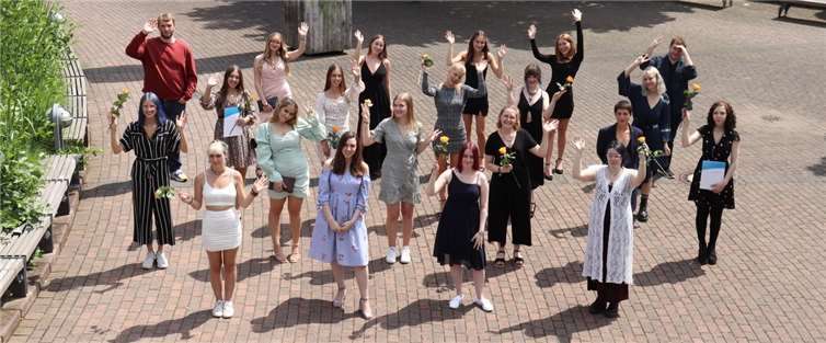 Aktueller Abiturjahrgang des Beruflichen Gymnasiums für Gestaltung an der Glasfachschule Rheinbach: 4. Reihe hinten (von links nach rechts): Adson Salz, Joyce Denninger, Paula König, Laura Rech, Nina Floßdorf, Christoph Herter; 3. Reihe (von links nach rechts): Mira Dittmann, Lara Dittmann, Anna Angermann, Ciara Börnicke, Emma Trost; 2. Reihe (von links nach rechts): Camelina Folk, Julia Löwen, Paula Sammer, Kristina Fuhrmann, Eliona Hasani, Paula Amahaotu; 1. Reihe vorne (von links nach rechts): Sophie Süß, Miriam Kreitlein, Katharina Soppart, Lara Schüler.Foto: Stefanie Mörs, staatl. Glasfachschule