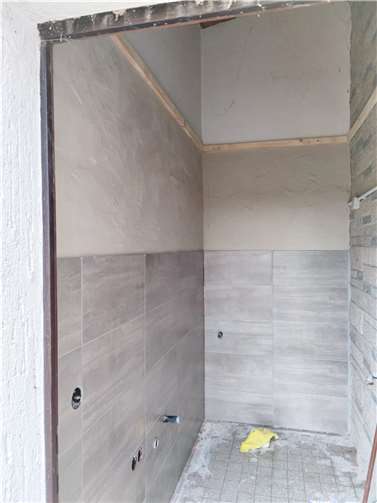 Marode Friedhofstoilette in Hilgert nimmt langsam Formen an Aktueller Stand der Arbeiten - nun fehlen nur noch die Tür, die Decke und die Sanitäranlagen.