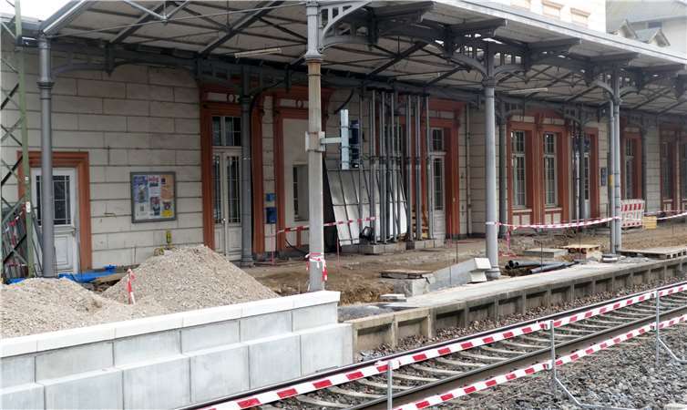 Aktuelles Bild von der Bahngleiserhöhung am Bahnhof der Kernstadt: Warum geht dies nur in der Kernstadt, warum nicht in Oberwinter fragt sich die WGR beim Blick auf das Bild der Bauarbeiten. Von teurem Mehraufwand ist nichts zu erkennen, das Dach bleibt einfach stehen. Foto: privat