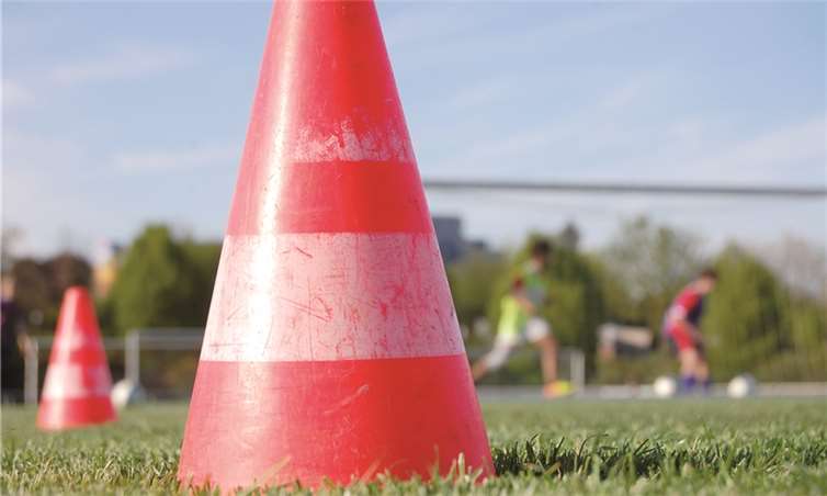 Alarmstufe Rot: Probleme tauchen in den Herbst- und Wintermonaten auf, wenn der Rasenplatz gesperrt ist und der VfB Polch auf den Hartplatz ausweichen muss.