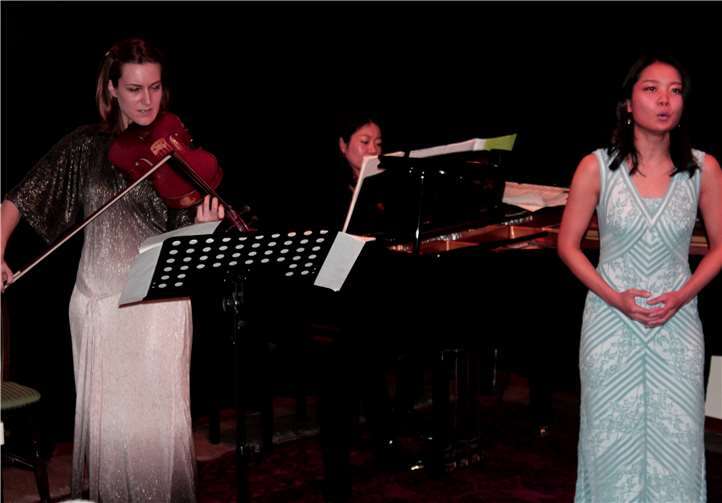 Alba Gonzáles i Becerra begleitete die Mezzosopranistin Rina Hirayama beim „Wiegenlied“ auf der Bratsche.DL