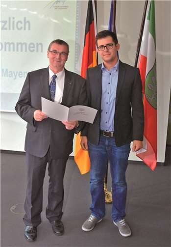 Alban Bunjaku an einem ganz besonderen Tag: Der 26-Jährige erhielt in einer feierlichen Zeremonie von Landrat Dr. Alexander Saftig seine Einbürgerungsurkunde. Privat