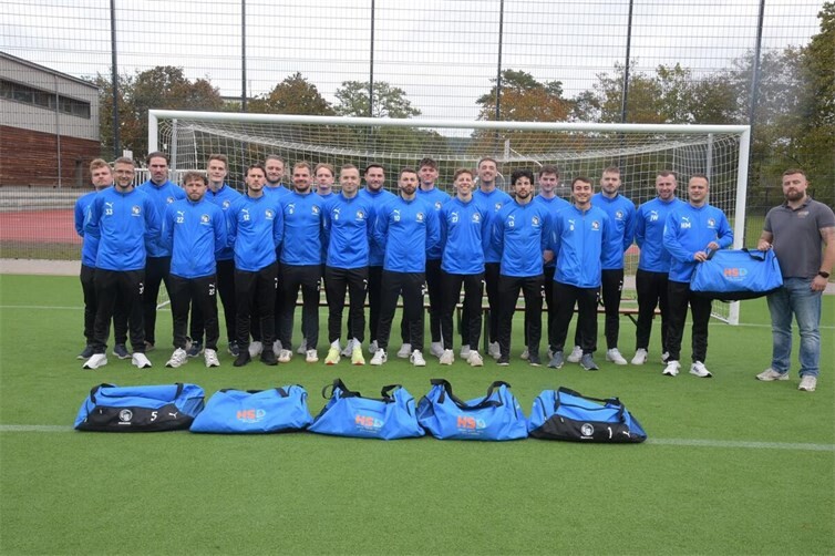 Alban Dautaj (rechts), Geschäftsführer der HSD GmbH – Heizung Sanitär Dautaj, überreicht Trainer Haris Modronja symbolisch eine der neuen Sporttaschen für die erste Mannschaft.