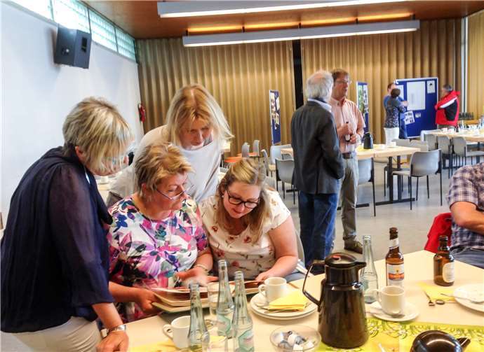 Alben mit historischem Bildmaterial wurden herumgereicht und interessiert betrachtet – gerade auch von der jüngeren Generation.