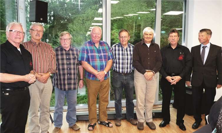 Albert Berg-Winters (re.), Wolfgang Kostka (2.v.re.) und Heinz Lempertz (li.) ehrten vier Personen für deren 25-jährige Mitgliedschaft und Friedrich Rick (5. v.li.) für die Betreuung der DVG-Homepage.