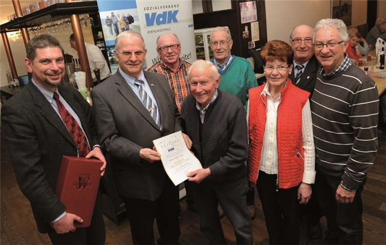 Albert Gies (Mitte), der seit 65 Jahren Mitglied des Sozialverbandes ist, mit den anderen Geehrten.FIX