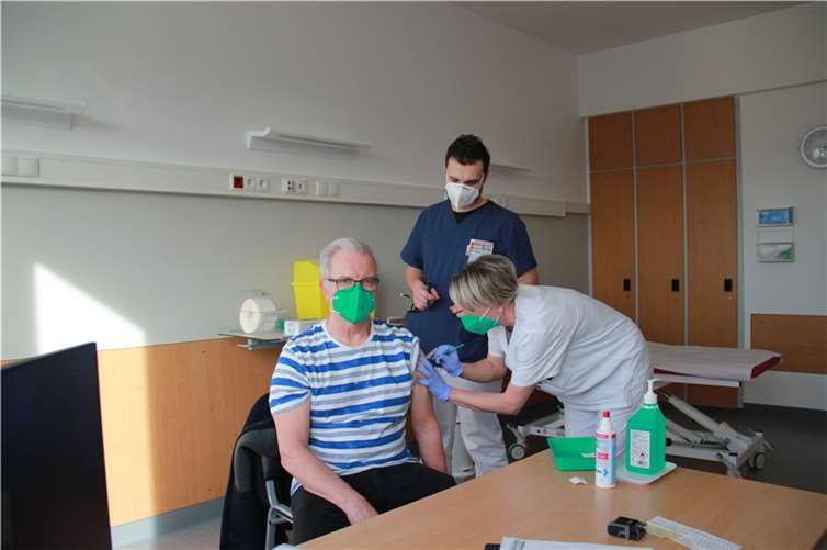 Albert Giritsch, pflegerische Leitung der Intensivstation erhält seine Covid Impfung. Fotos: Marienhaus Klinikum im Kreis Ahrweiler