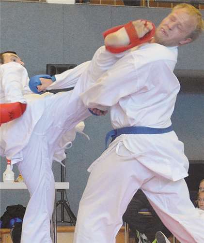 Albert Herdt (links) mit Fußtechnik zum Kopf. privat