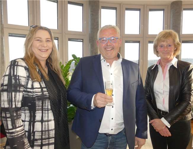 Albert Jung im Amt bestätigt Albert Jung und sein Büro-Team mit Martina Vogel und Anita Fuhrmann freuen sich auf die weitere Zusammenarbeit. Foto: TE