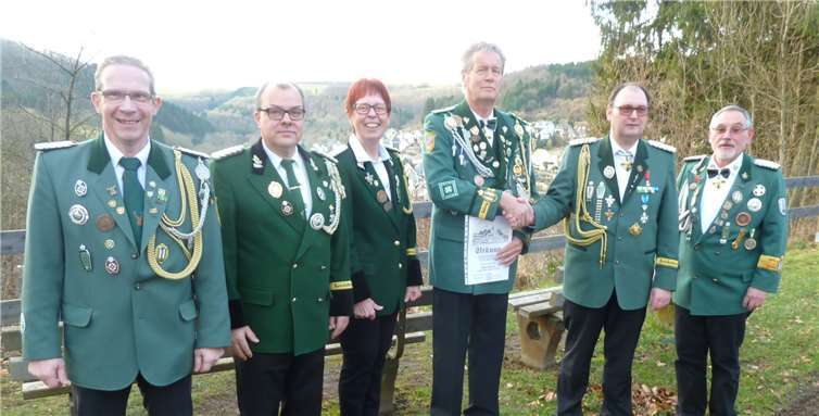 Albert Meurer erhielt das Ehrenzeichen des Bezirksverbandes.privat