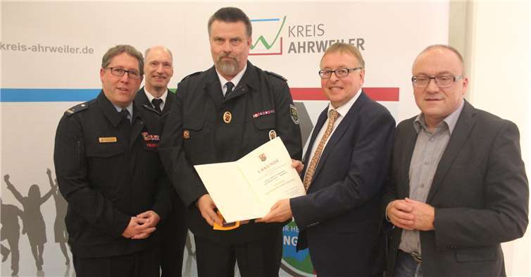 „Garant für die Sicherheit im Kreis Ahrweiler“ Albert Niedecken aus der Grafschaft erhielt das Goldene Feuerwehrehrenzeichen von Landrat Dr. Jürgen Pföhler.