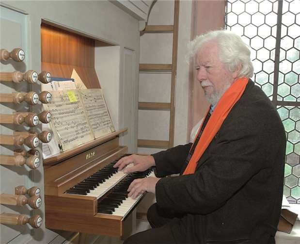 Albert Schönberger an der Orgel.