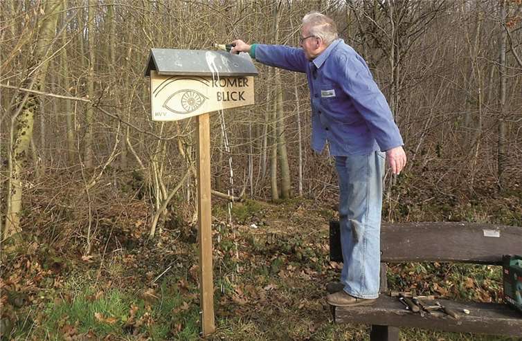 Albert Wegner tauft das neue Dach. privat