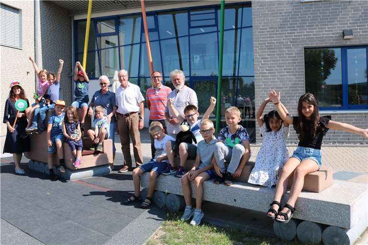 Albert Weiler, Erster Beigeordneter der Stadt Mülheim-Kärlich, besuchte die Grundschule „St. Peter und Paul“, um zusammen mit dem Künstler Herrn Martin Schöneich und der Schulleiterin Caroline Schumacher ganz offiziell mit Trillerpfeife und Zugführerkelle das Abfahrtssignal für den Zug zu geben bzw. den Startpfiff zur Nutzung des neuen Zuges zu erteilen. Foto: Katharina Demleitner