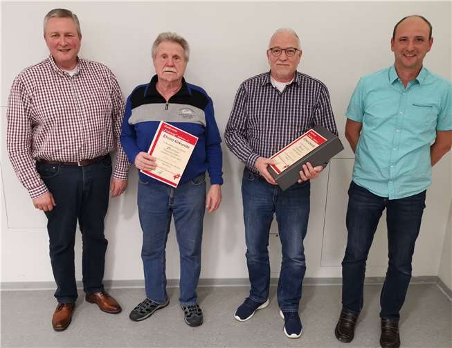 Albert Zeche und Günter Mettler wurde die Ehrennadel für ihre 25-jährige Mitgliedschaft überreicht.