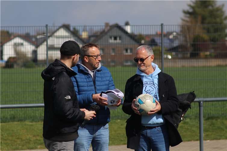 Albert bei der Übergabe der Fan-Artikel. Foto: privat
