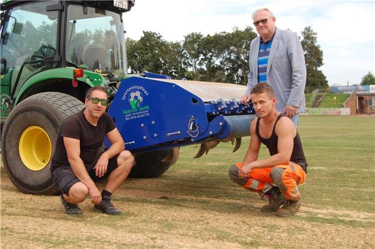 Albrecht Schmitz, Vorsitzender der SG 99 Andernach (Mitte), freut sich, dass die Stadionkolonne, hier vertreten durch Fabian Bleis (rechts), und Green-Keeper Marco Junk den Rasen auf Vordermann gebracht haben. Foto: Stadt Andernach/Versch
