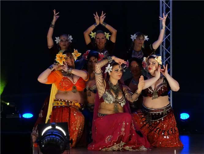 Alea, Isabella, Monika, Sonja und Petra – das sind die bezaubernden Alamara-Tänzerinnen.Fotos: Kurt Zänker