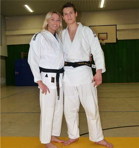 Aleksandra und Edgar präsentieren die neuen Gurte.privat