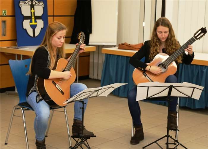 Alena Köhler und Lisanne Michel sorgten für die musikalische Umrahmung.